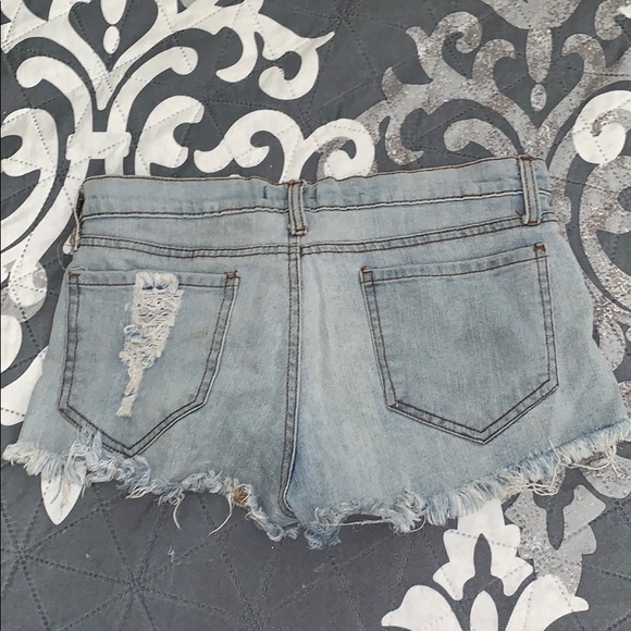 Distressed low-waisted shorts - Picture 2 of 2